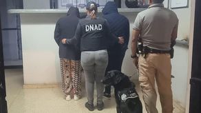 Unidades de la Policía Nacional junto a las mujeres detenidas Unidades de la Policía Nacional junto a las mujeres detenidas