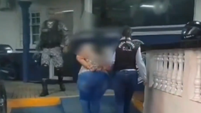 Unidad de la DIJ de la Policía Nacional con una de las funcionarias del MEDUCA Unidad de la DIJ de la Policía Nacional con una de las funcionarias del MEDUCA