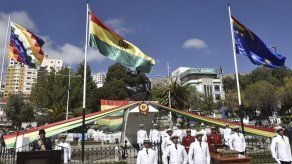Una mujer que admira a Bolsonaro entra a la carrera electoral en Bolivia