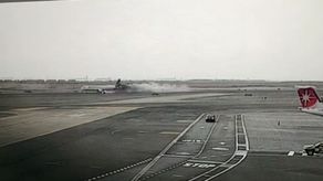 Dos bomberos muertos tras chocar su vehículo con un avión en aeropuerto de Lima