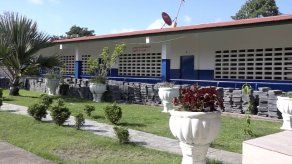 Imprenta corregirá error en porta diplomas de colegio en Colón con himno de Costa Rica