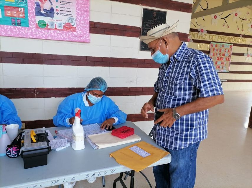El personal de salud de Panamá se mantiene realizando pruebas de hisopado y jornadas de vacunación contra la COVID-19.