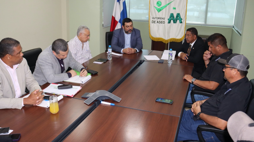 Autoridades de la presidencia y la AAUD se reúnen con transportistas.