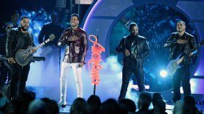Romeo Santos recibe una increíble sorpresa durante su show con Aventura en España