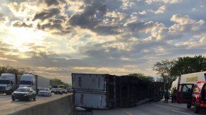 Camión de carga se voltea y derrama miel en autopista de Indiana