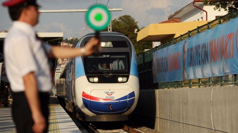 Turquía inaugura su primer tren de alta velocidad