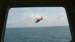 Izan la cola del avión de AirAsia en busca de cajas negras