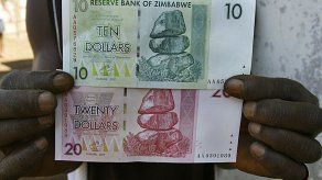 Zimbabue permite cambiar billetes locales por dólares