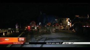 Camión se vuelca en vía del puente Centenario