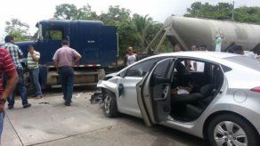 Sedán choca contra concretera en Los Ruices