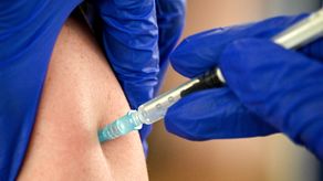 Los fundadores de BioNTech llamaron a hacer lo posible en las próximas semanas por convencer a los indecisos de los beneficios de la vacuna.