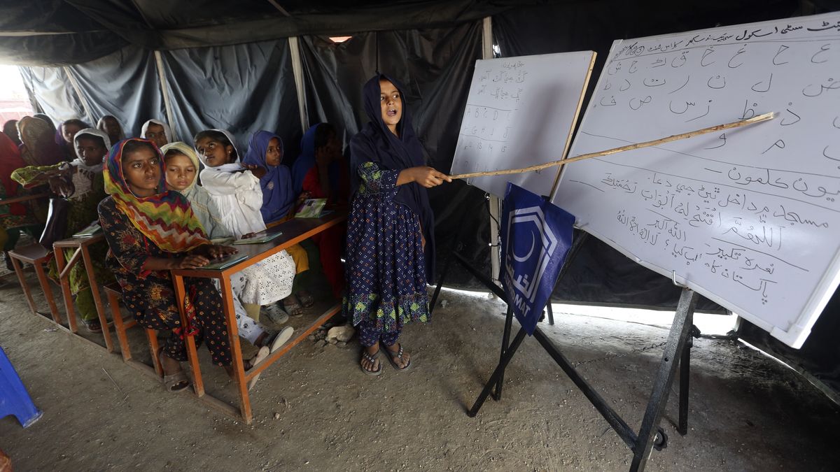 Pakistán había pedido el día anterior ayuda internacional para las víctimas tras unas inundaciones estacionales de una escala sin precedentes, que mataron a casi 1.300 personas y dejaron a millones de personas sin hogar.