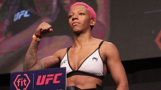 Joselyne Edwards ganó por decisión unánime en su debut en las 145 libras