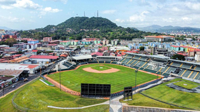 Inauguran el estadio de béisbol Juan Demóstenes Arosemena.