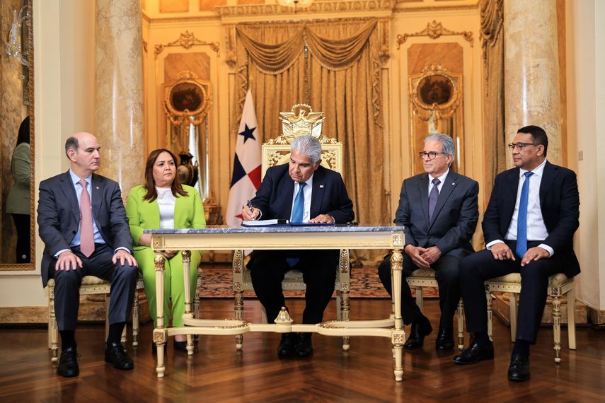 Presidente José Raúl Mulino sanciona la ley que reforma la CSS