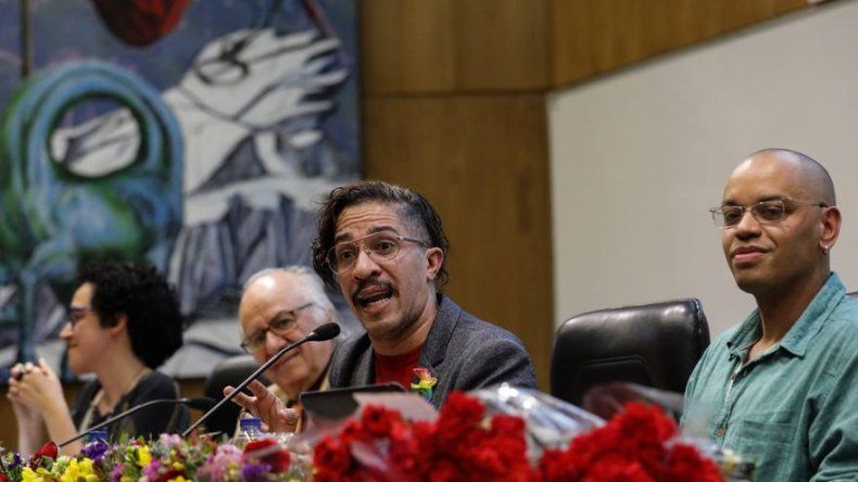 Tiran huevos en Portugal al exdiputado homosexual que huyó de Brasil