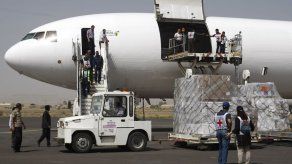 Avión con asistencia humanitaria aterriza capital de Yemen