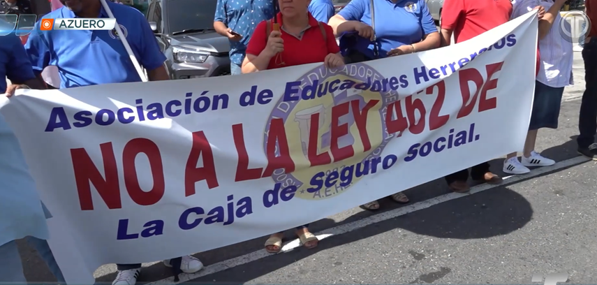 Docentes marchan contra la Ley de la CSS.