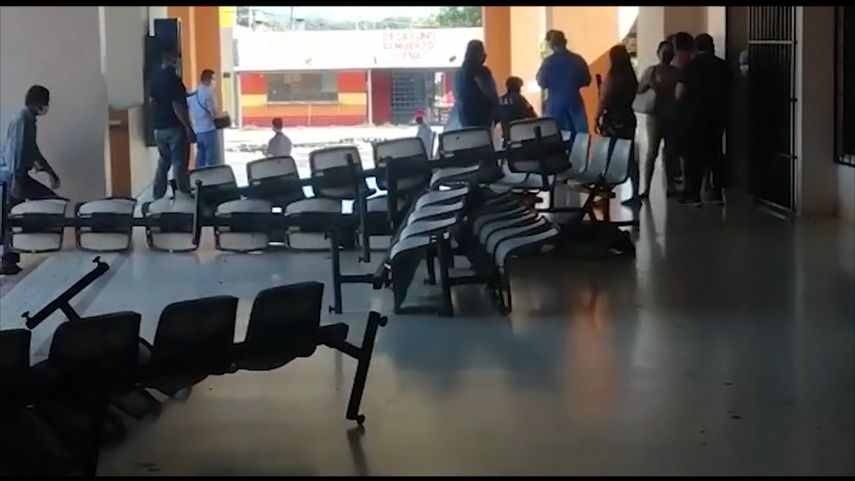 El pasado 25 de octubre un grupo dee precaristas que se manifestaban cerca del Hospital nicolás Solano atacaron sus instalaciones.