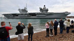 El nuevo portaaviones británico tiene una vía de agua