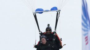 Bush padre salta en paracaídas por 90mo cumpleaños
