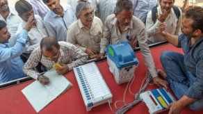 Polémica en India tras ser cuestionadas las máquinas de votación electrónica