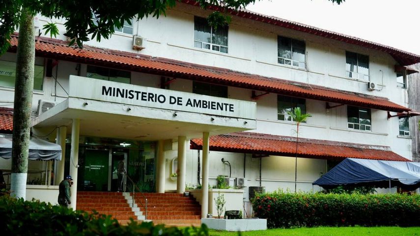Voluntarios realizan jornada de limpieza en el Ministerio de Ambiente