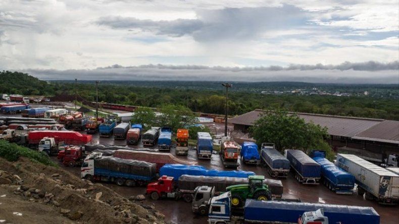 Transportistas Bolivia denuncian 2.000 camiones parados por huelga en Chile