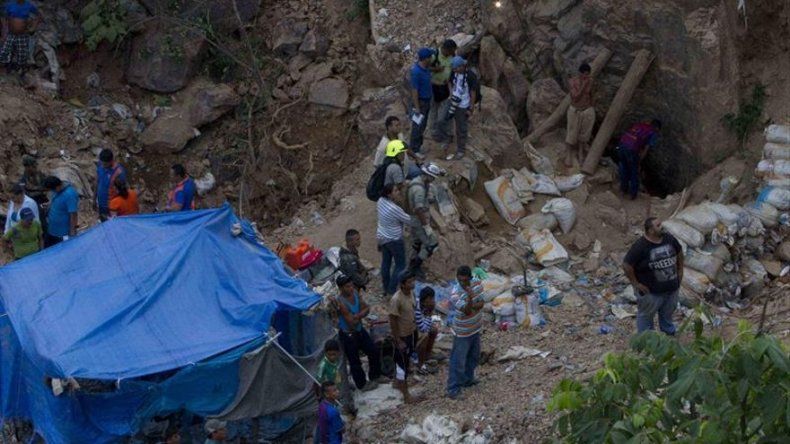 Presidente de Honduras visita zona de derrumbe en mina