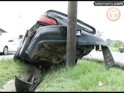 Auto quiebra poste de luz en Colón