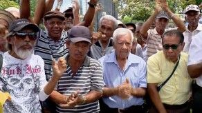 Jubilados protestan en la Asamblea por pago de décimo tercer mes atrasado
