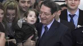 Anastasiadis gana primera vuelta de elecciones presidenciales en Chipre