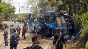 Al menos 14 muertos al colisionar un autobús de estudiantes en Filipinas