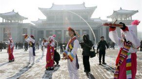 Norcoreanos festejan lanzamiento de cohete