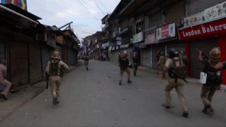 Restauran toque de queda en Cachemira india tras día violento con 50 heridos