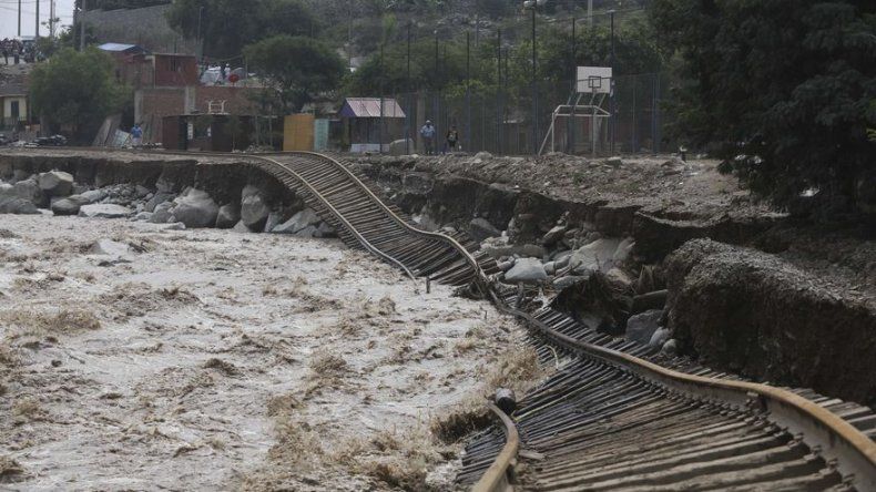Pueblo ahogado en barro expone realidad de otros 800 en Perú