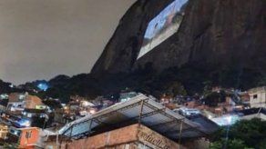 Mayor favela de Río disfrutó de cine exhibido en la mayor pantalla del mundo