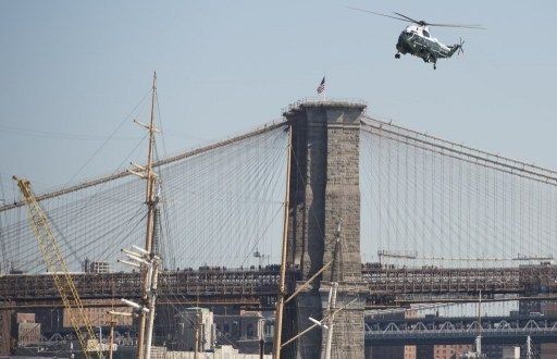 Un barco golpea el puente de Brooklyn en NY sin causar daños
