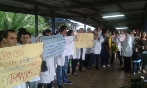 Médicos y enfermeras protestan en puente peatonal de la Transístimica