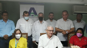 En el centro, Eliécer Cortés, presidente de Amupa.