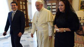El papa recibe al presidente de Honduras El papa recibe al presidente de Honduras