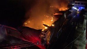Incendio consume un minisúper y dos depósitos en Colón