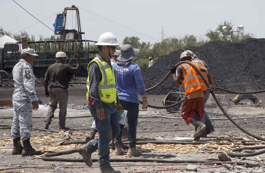 El accidente ocurrió cuando los trabajadores se toparon mientras excavaban con un área contigua llena de agua que al derrumbarse inundó la mina.