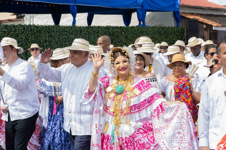 El presidente Mulino agradeció el esfuerzo de los organizadores del Desfile de las Mil Polleras 2025.