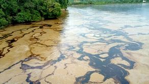 Derrame de petróleo tiñe un río de Ecuador y decreta emergencia ambiental.