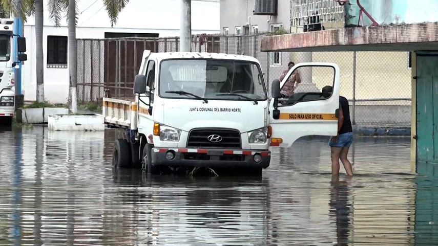 La falta de mantenimiento de bombas pluviales en Colón han provocado inundaciones.