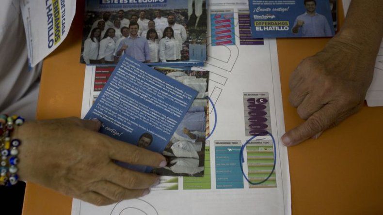 Agobiados por la crisis, venezolanos van a municipales