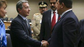 Uribe pide a autoridades colombianas investigar a Maduro por calumnia