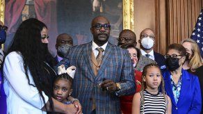 La portavoz del mandatario, Jen Psaki, indicó que Biden quedó marcado por el coraje y la simpatía de la familia de Floyd, en particular de su hija Gianna.