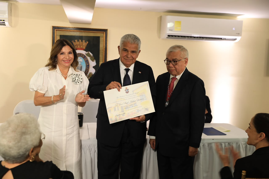 Presidente&nbsp;Mulino recibe reconocimiento por sus méritos intelectuales